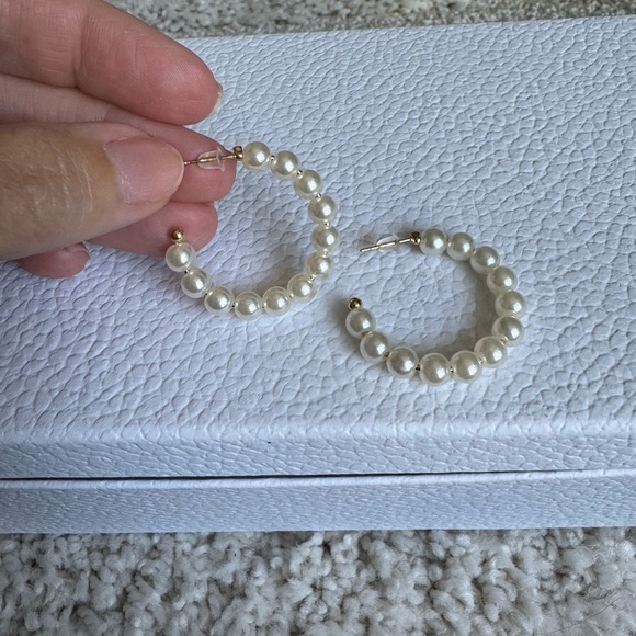 Elegant Pearl Hoop Faux Earrings New - Picture 5 of 6